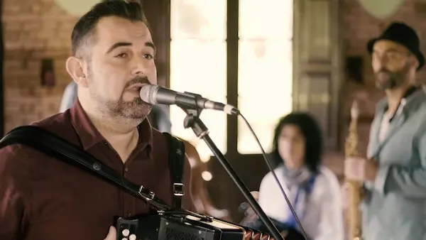 Versión de Chup Chup de Asustralian Blonde